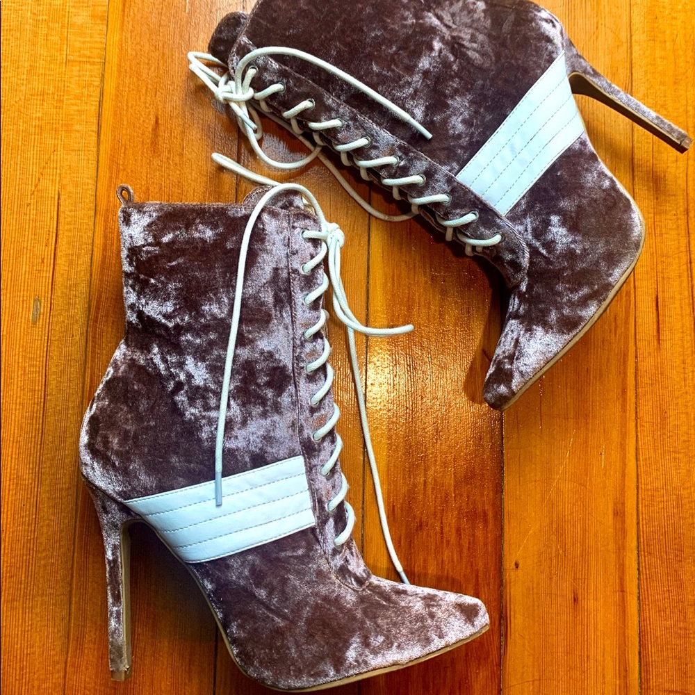 Mauve velvet booties